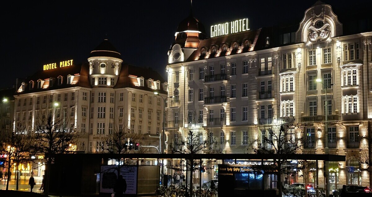 Rezerwacja hotelu w Polsce – nocne fasady hoteli Mövenpick i Piast we Wrocławiu