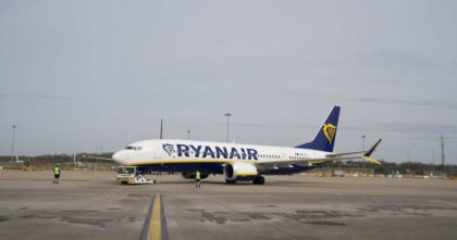 Ryanair zawiesi trasy z Polski. Samolot Ryanair stojący na płycie lotniska