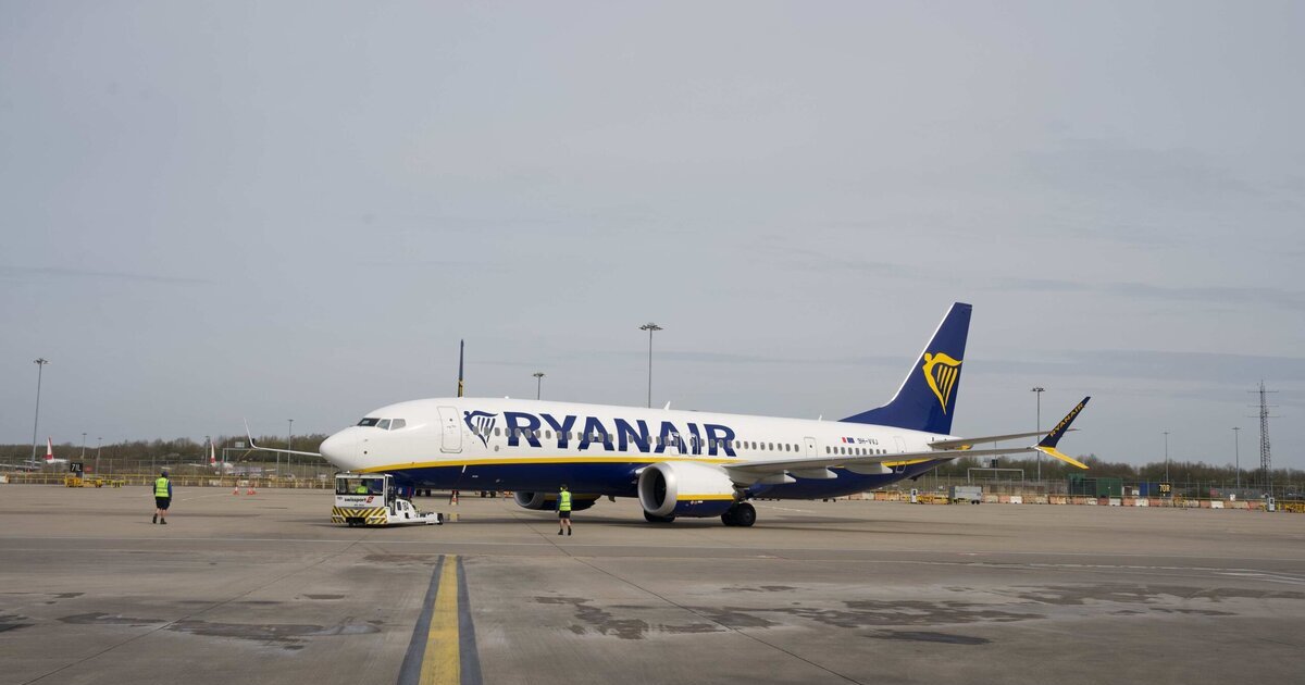 Ryanair zawiesi trasy z Polski. Samolot Ryanair stojący na płycie lotniska