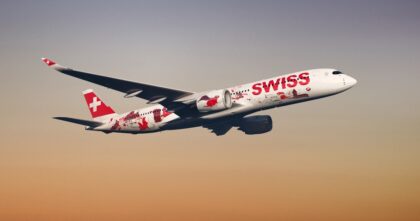 Samolot Swiss lecący w powietrzu