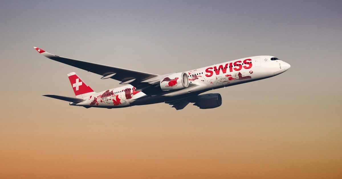 Samolot Swiss lecący w powietrzu