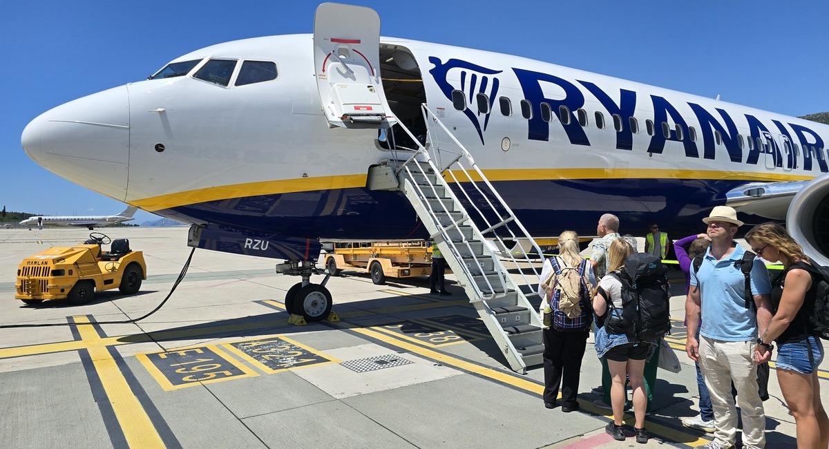 Schody w samolotach Ryanair. Pasażerowie przed schodami w samolocie Ryanair na lotnisku w Dubrowniku