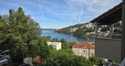 Sezon turystyczny 2026 w Chorwacji. Dubrownik i Morze Adriatyckie widziane z balkonu apartamentu