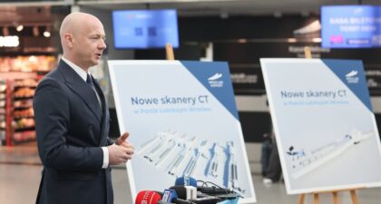 Skanery na lotnisku we Wrocławiu. Karol Przywara, prezes Portu Lotniczego Wrocław, podczas konferencji o nowych skanerach na lotnisku we Wrocławiu