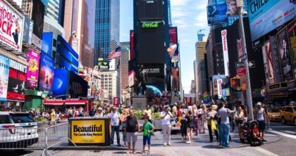 Wizy imigracyjne dla Polaków do USA. Tłum ludzi na Times Square w Nowym Jorku