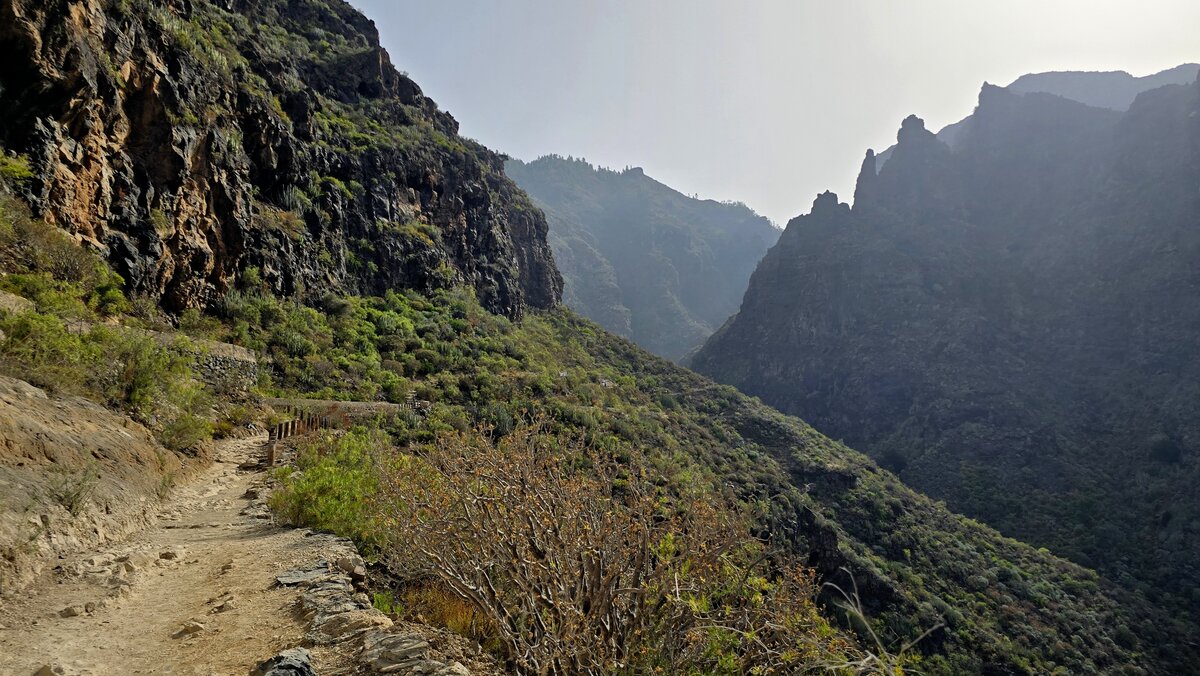Panorama Barranco del Infierno z perspektywy górnej części szlaku, z widokiem na strome skalne ściany.