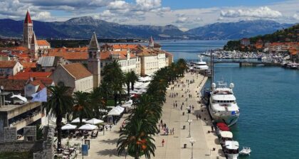 Trogir na wakacje. Panorama Trogiru w Chorwacji widziana z góry