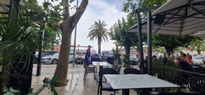 Turyści oszczędzają w Chorwacji. Puste stoliki w restauracji w Makarskiej w Chorwacji