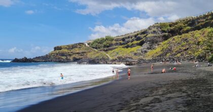 Utonięcia na Wyspach Kanaryjskich. Mężczyzna wchodzi do wzburzonego oceanu na plaży w Puerto de la Cruz