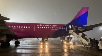 Wizz Air z Krakowa. Pasażerowie wchodzą na pokład samolotu Wizz Air