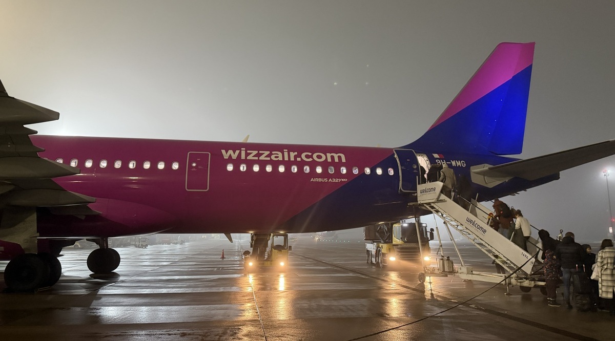 Wizz Air z Krakowa. Pasażerowie wchodzą na pokład samolotu Wizz Air
