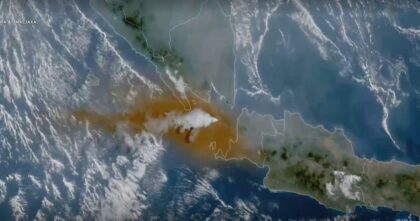 Wybuch wulkanu Anak Krakatau – chmura nad Cieśniną Sundajską