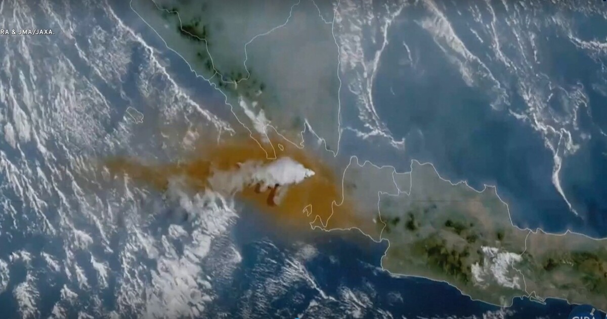 Wybuch wulkanu Anak Krakatau – chmura nad Cieśniną Sundajską