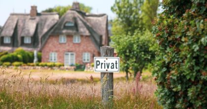 Domy na wyspie Sylt z napisem Privat na pierwszym planie