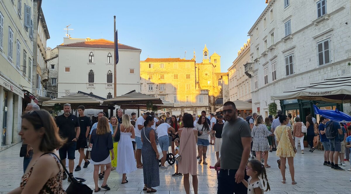 Zakaz sprzedaży alkoholu w Splicie. Turyści wieczorem w centrum Splitu