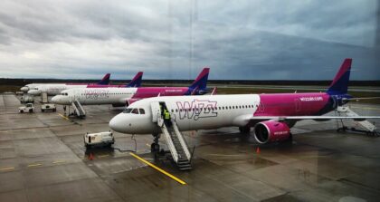 Zawieszone loty z Polski – samoloty Wizz Air ustawione na płycie lotniska