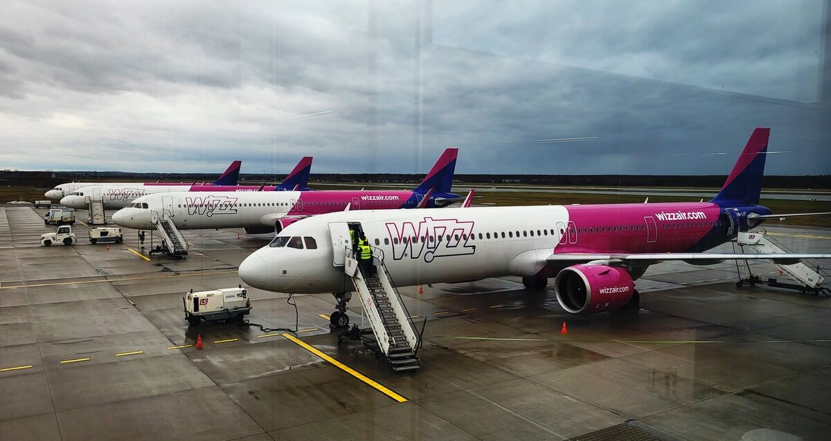 Zawieszone loty z Polski – samoloty Wizz Air ustawione na płycie lotniska