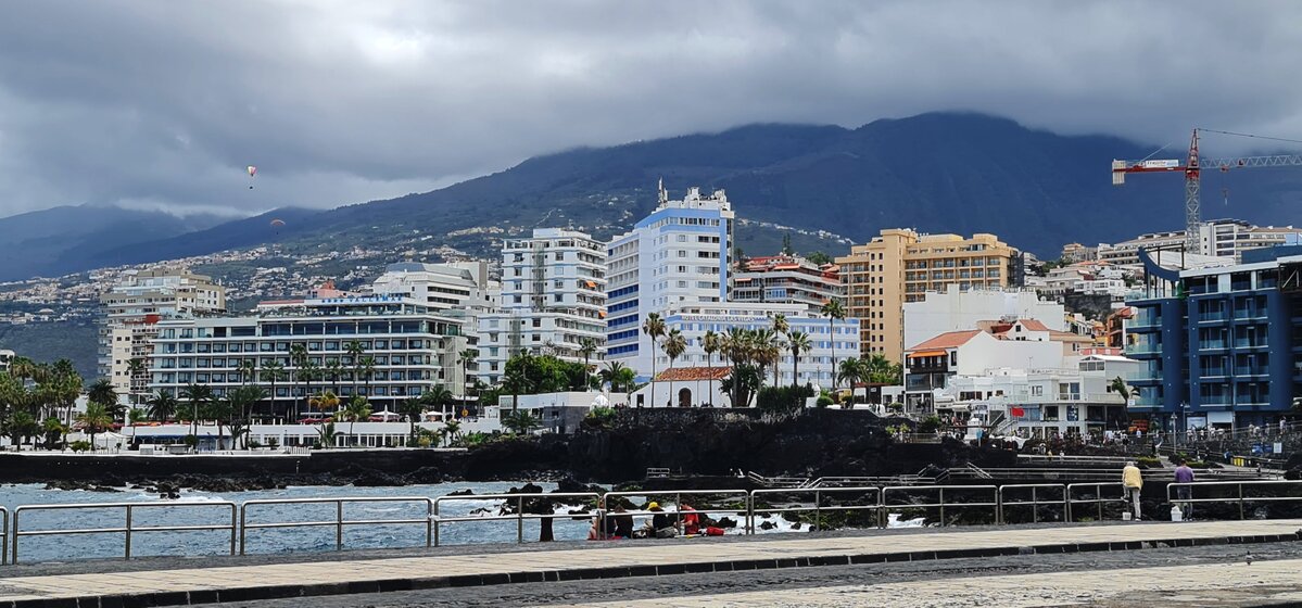 10 atrakcji na Teneryfie – panorama Puerto de la Cruz i wulkan Teide w chmurach