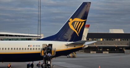 5 tras Ryanaira znika z rozkładu – pasażerowie wchodzą tylnymi schodami do samolotu Ryanair na lotnisku w Sztokholmie