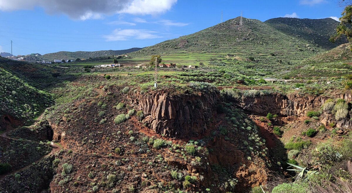 Bezpieczeństwo na Teneryfie podczas zwiedzania górskich okolic – skalisty klif na wzgórzach nad Santa Cruz de Tenerife.