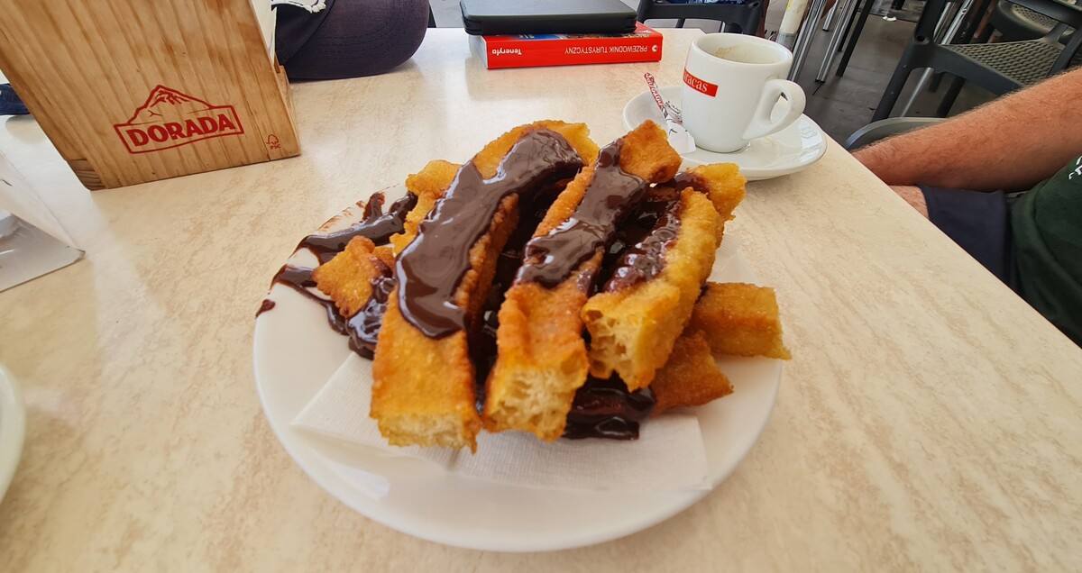 Churros z nutellą podane w restauracji na Teneryfie