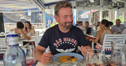 Co zjeść na Teneryfie? Marek Dąbrowski z zupą rybną w restauracji w Los Cristianos
