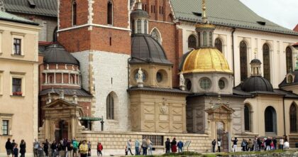 Darmowe zwiedzanie zamków i pałaców – turyści pod Zamkiem Królewskim na Wawelu w Krakowie