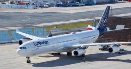 Samolot Lufthansy stojący na lotnisku. Dramat na pokładzie Lufthansy podczas lotu LH543 z Bogoty do Frankfurtu.