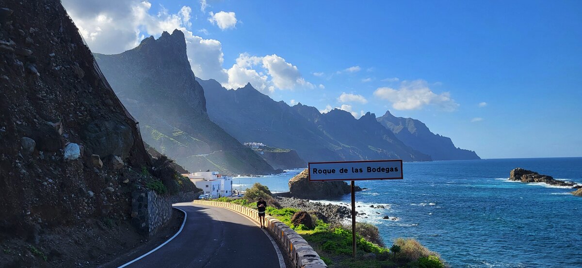 Droga do Roque de las Bodegas przez wybrzeże Anaga