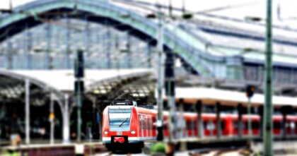 Europa za darmo dla 18-latków – pociąg Deutsche Bahn odjeżdżający z dworca kolejowego w Niemczech