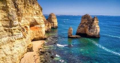 Faro z Wrocławia – charakterystyczne formacje skalne na wybrzeżu Algarve w Portugalii