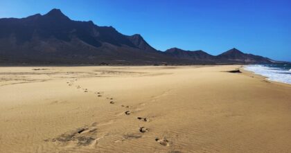 Fuerteventura – co zobaczyć? Dzika plaża Cofete otoczona górami Jandía