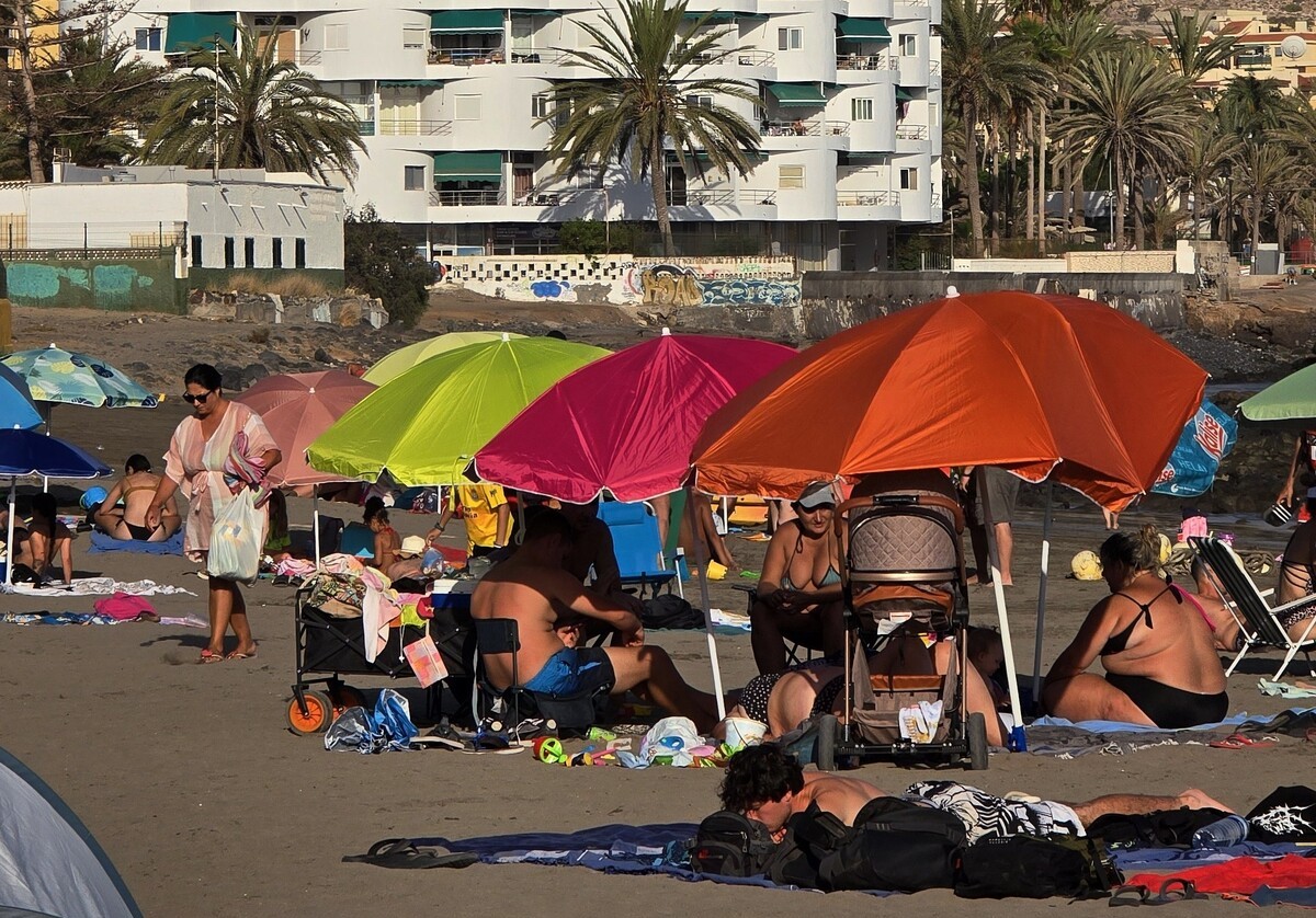 Kradzieże na plażach Teneryfy – turyści odpoczywają i kąpią się w oceanie przy plaży w Los Cristianos.