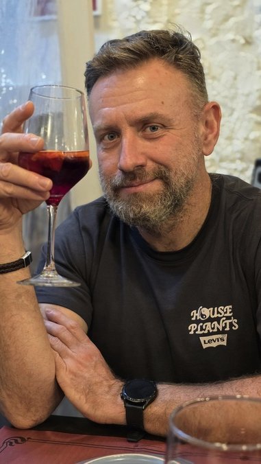 Co zjeść na Kanarach> Marek Dąbrowski wznosi toast sangrią za dobrą kuchnię kanaryjską na Teneryfie