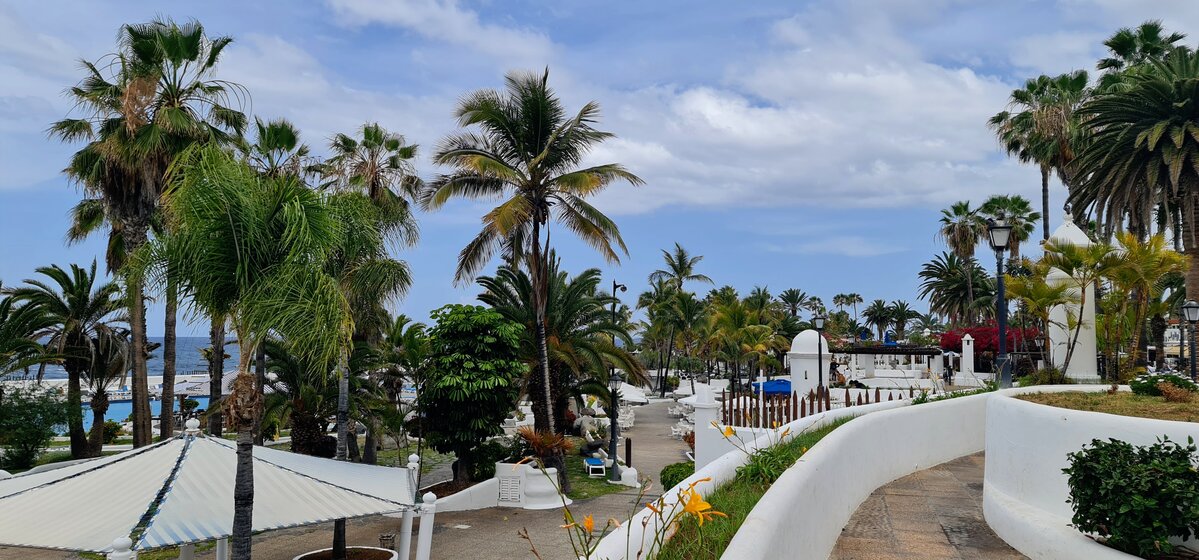 Lago Martiánez w Puerto de la Cruz – baseny, palmy i aleja nad oceanem