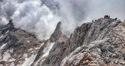 Turyści wchodzący na szczyt Triglav w Alpach Julijskich w Słowenii. W masywie znajduje się zanikający lodowiec Triglav.