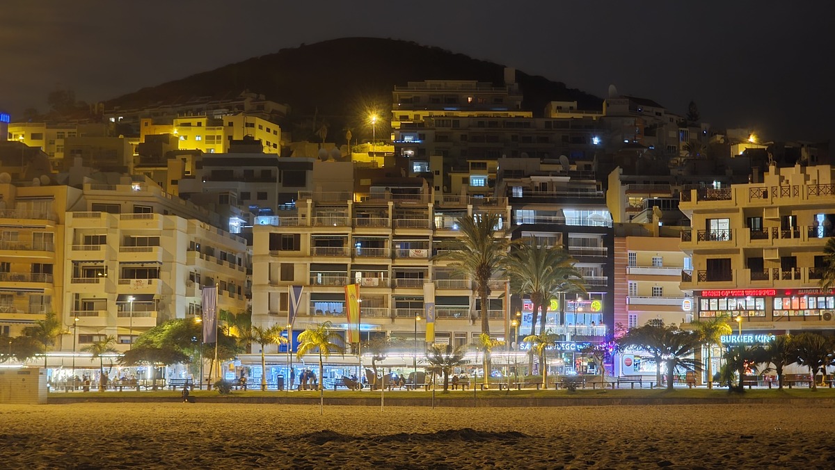 Najlepsze plaże na Teneryfie. Nadmorski deptak w Los Cristianos wieczorem