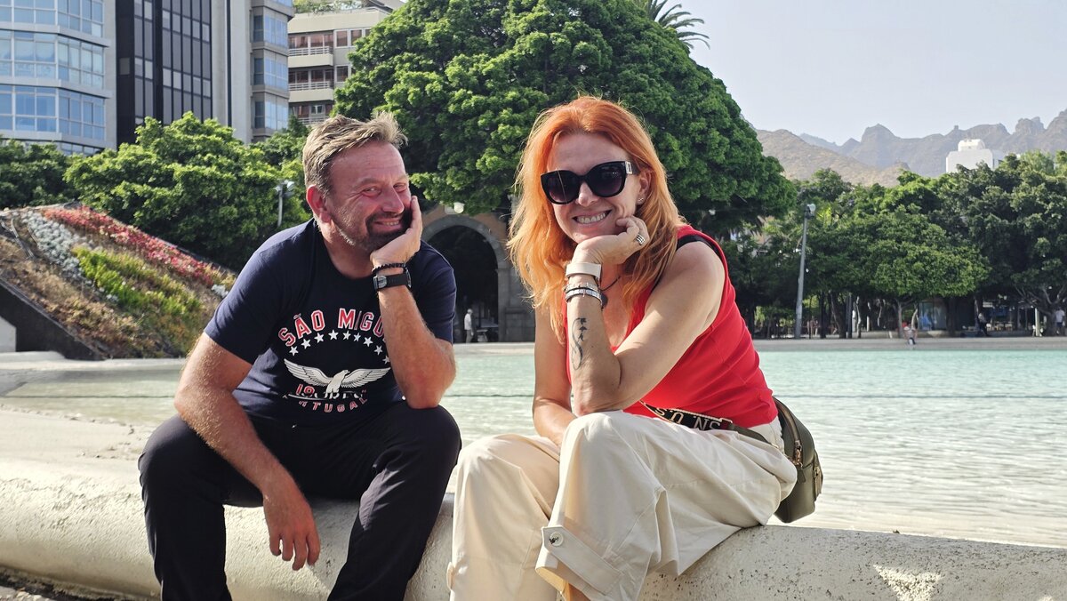 Marek Dąbrowski i Małgosia Teneryfa Szczęśliwa na Plaza de España w Santa Cruz de Tenerife