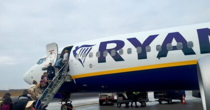 Nadanie bagażu Ryanair – pasażerowie wchodzą przednimi schodami na pokład samolotu irlandzkiej linii lotniczej.