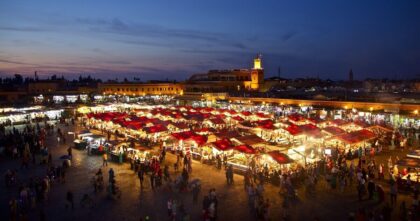 Nowe loty z Wrocławia – wieczorny widok na plac Djemaa el-Fna w Marrakeszu w Maroku, pełen straganów i turystów