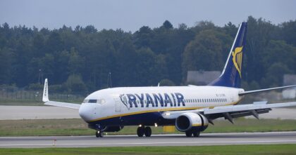 Nowe trasy Ryanair 2027 – samolot Ryanair chwilę po lądowaniu na lotnisku w Gdańsku