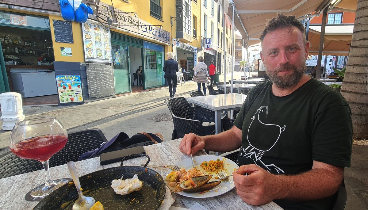 Marek Dąbrowski po paelli w restauracji w Puerto de la Cruz na Teneryfie