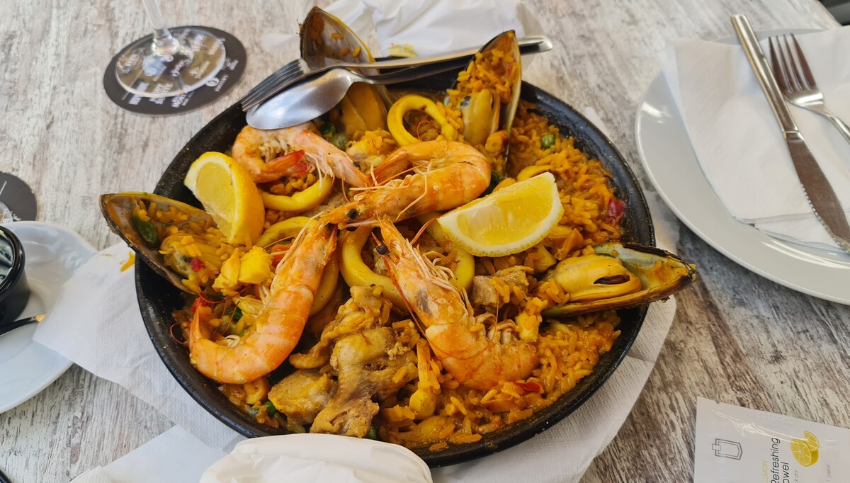 Kuchnia kanaryjska. Paella z owocami morza i królikiem w Puerto de la Cruz na Teneryfie