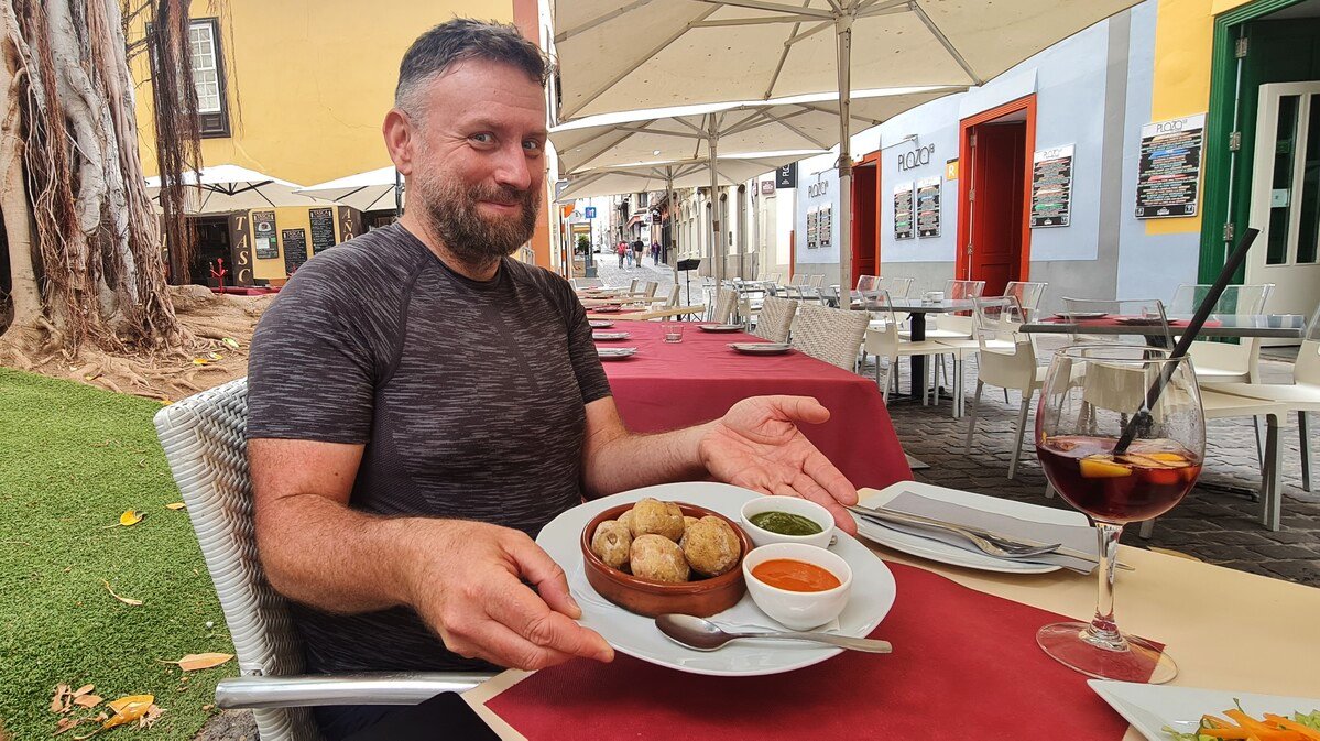 Papas arrugadas z sosami mojo rojo i mojo verde w Santa Cruz de Tenerife