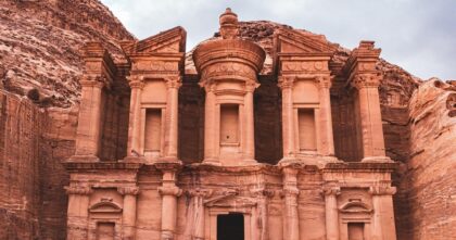 Petra samochodem – widok na skalne miasto Petra w Jordanii, popularny cel samodzielnych podróży.