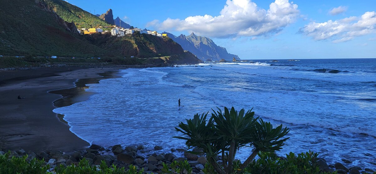 Playa de Almáciga i zabudowania Almácigi na zboczu Anaga