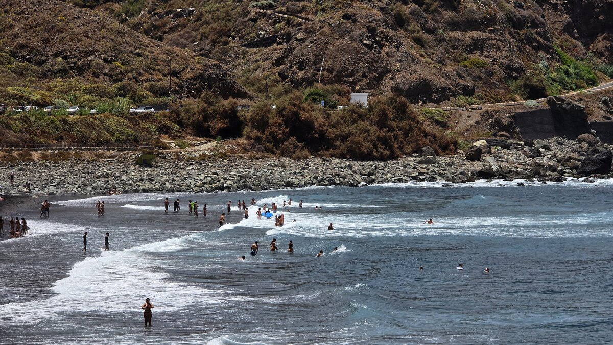 Plaże na Teneryfie. Surferzy i wysokie fale na Playa de Almáciga
