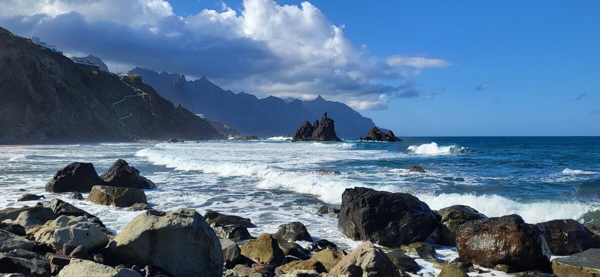 Plaże na Teneryfie. Panorama Playa de Benijo, Roque Benijo i Roque La Rapadura oraz wzburzony ocean