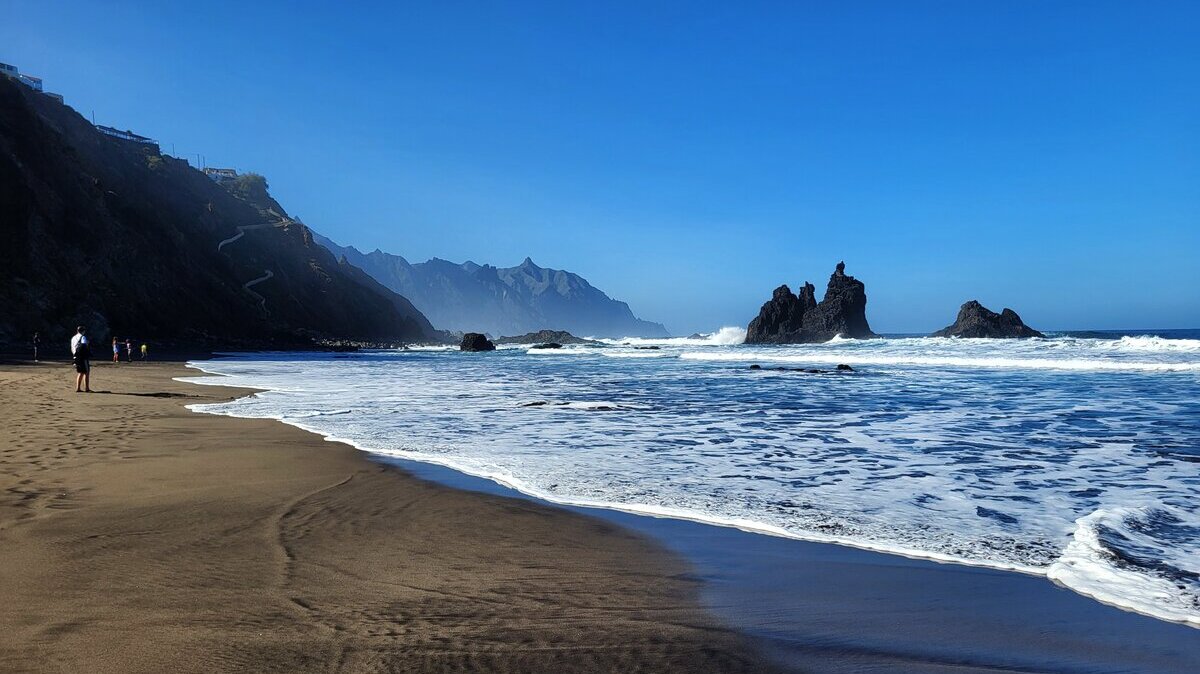 Najlepsze plaże na Teneryfie. Playa de Benijo, wzburzony Atlantyk oraz skały Roque Benijo i Roque La Rapadura