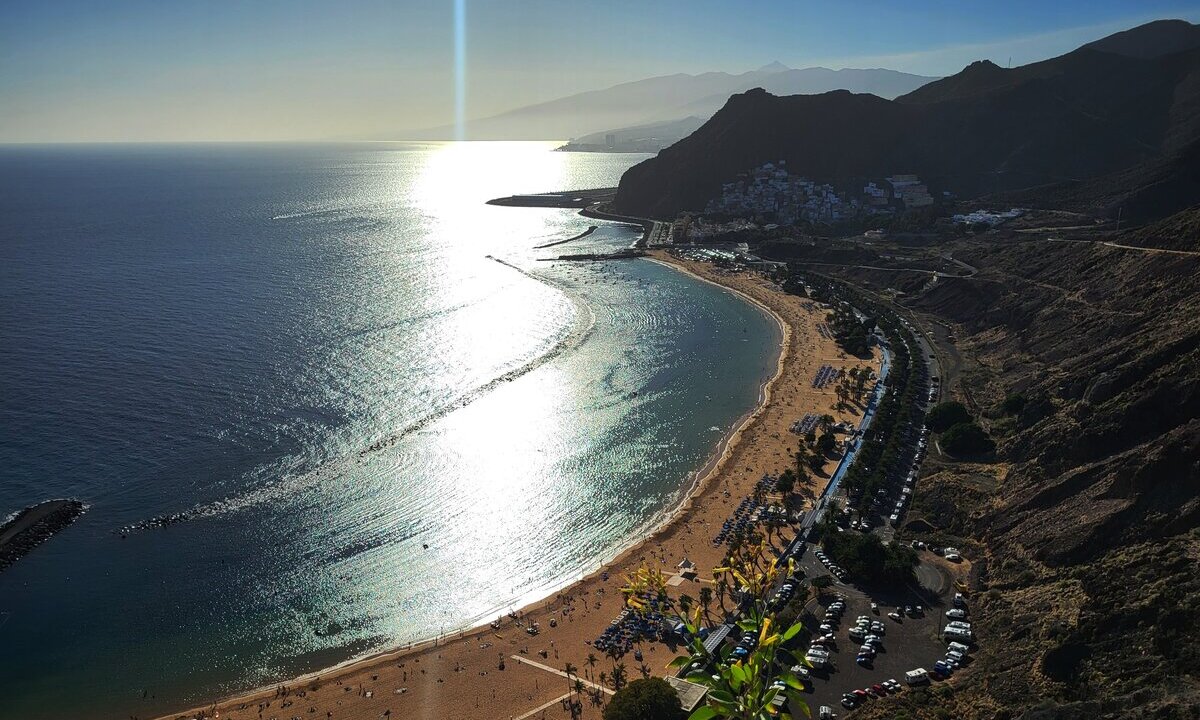 Panorama Playa de Las Teresitas z falochronem i palmami